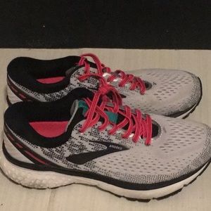 Brooks tennis shoes